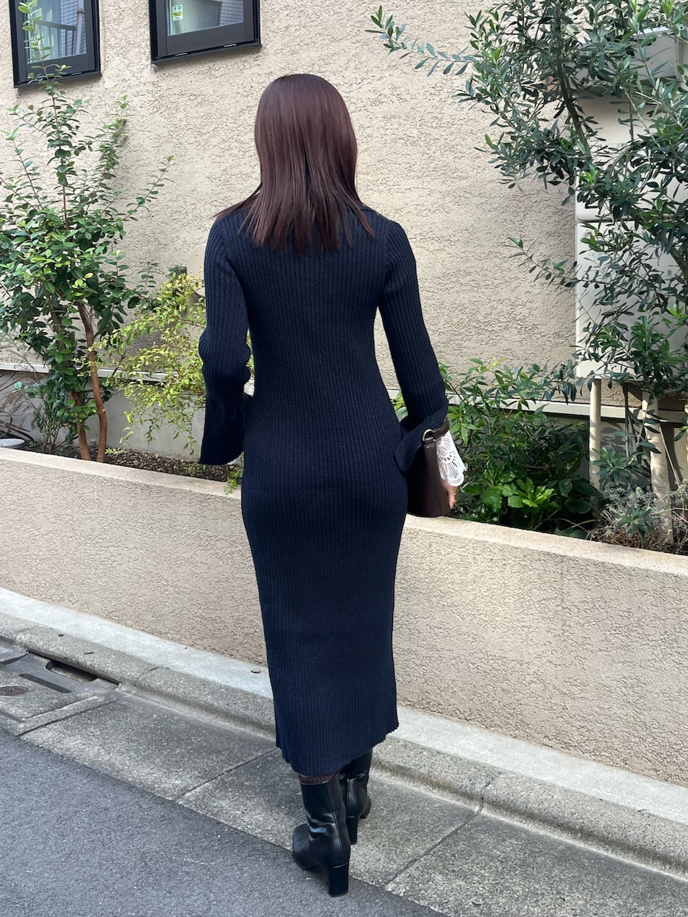 ブラック系のブーツ、ブルー系のワンピースを着用したレディースの秋コーディネートの3枚目の写真