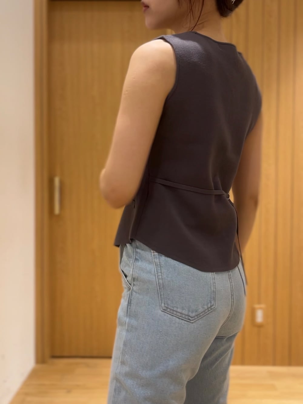 ブルー系のデニムパンツ、グレー系のニット/セーターを着用したレディースの夏コーディネートの5枚目の写真