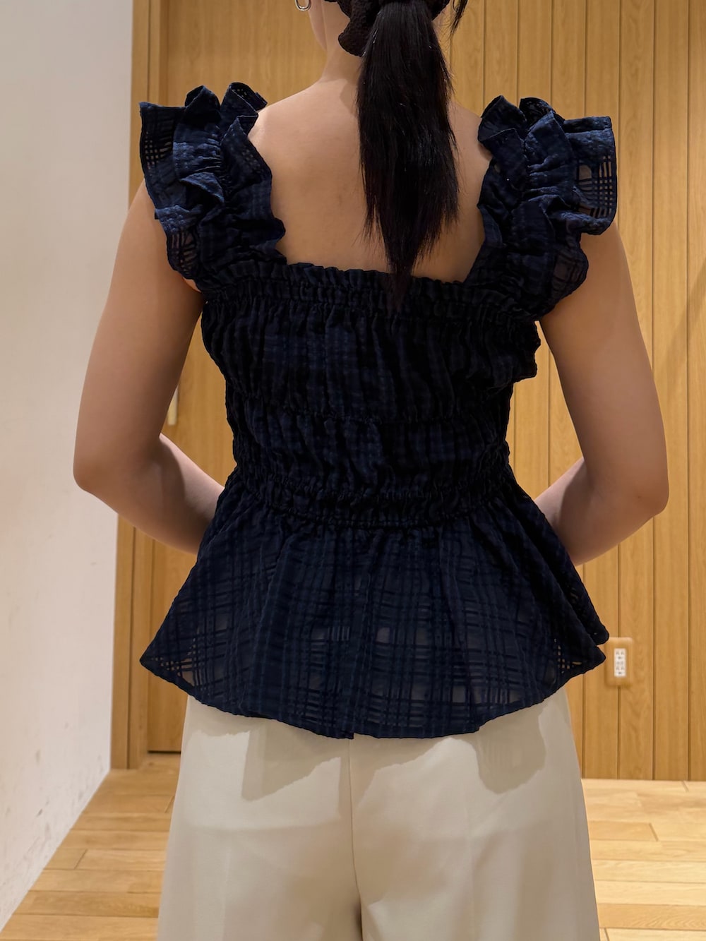 ホワイト系のその他パンツ、ブルー系のシャツ/ブラウスを着用したレディースの春コーディネートの5枚目の写真