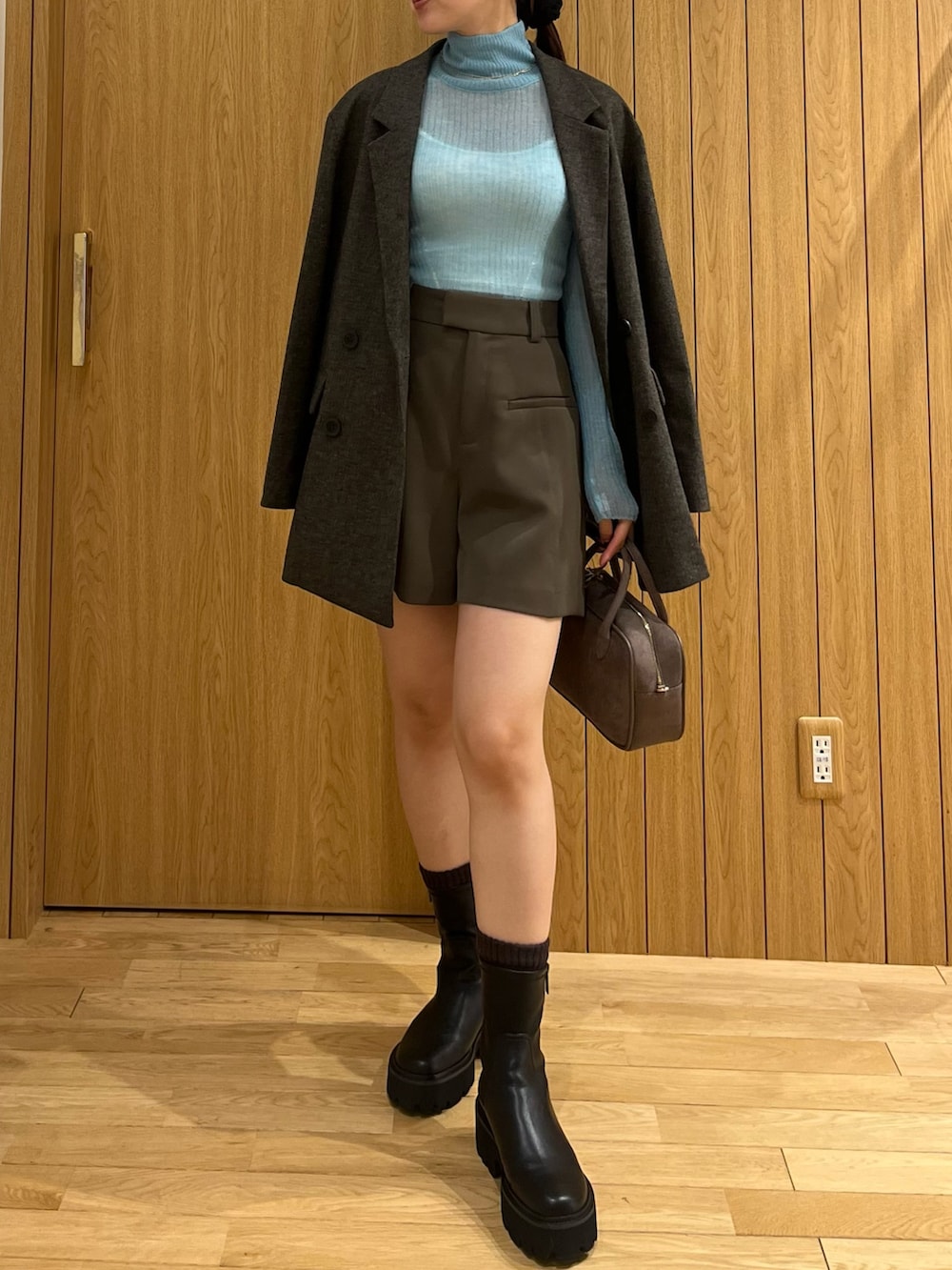 ブルー系のニット/セーター、ブラウン系のテーラードジャケット、ブラウン系のその他パンツを着用したレディースの秋コーディネートの4枚目の写真