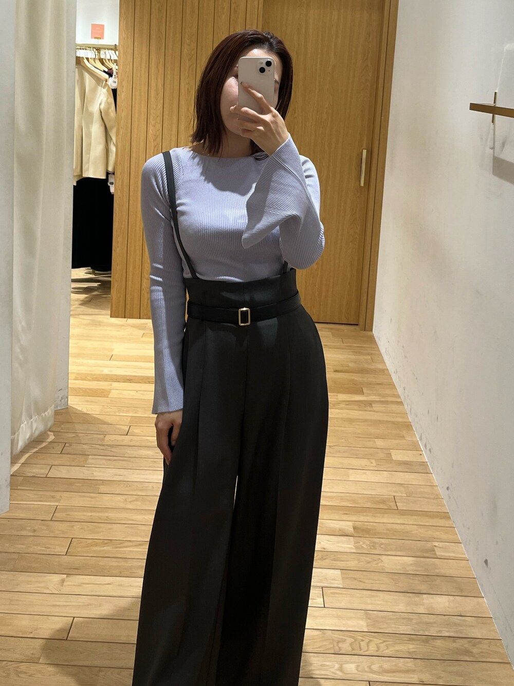 シルバー系のブーツ、パープル系のニット/セーター、グレー系のその他パンツを着用したレディースの冬コーディネートの6枚目の写真