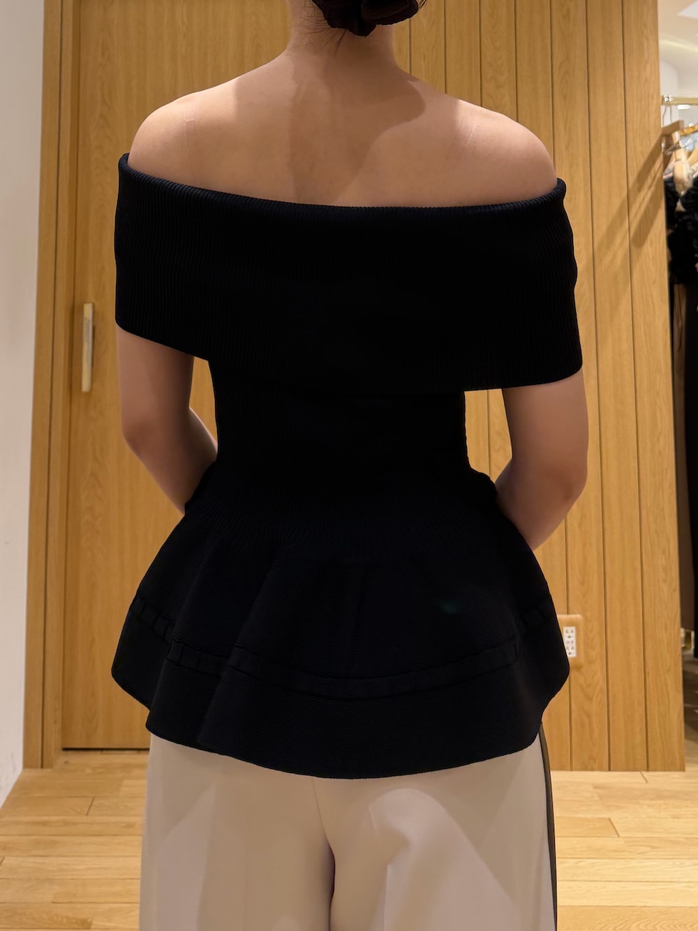 ホワイト系のその他パンツ、ブラック系のニット/セーターを着用したレディースの春コーディネートの6枚目の写真