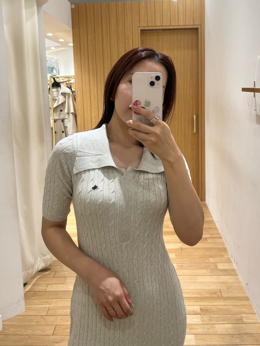 「大人カジュアル、春ニット、今日のコーデ、キレイめカジュアル、大人女子、春服、着回しコーデ、カジュアルガーリー、きれいめコーデ、大人可愛い、ママファッション、ロングワンピース、ワンピース、ワンピーススタイル、きれいめカジュアル」｜「JW PEIの【JWPEI】LUCIA CLASSICTOP HADB（ハンドバッグ、レッド系）」を使った、NANAMI NAKAMURAさん（レディース・159cm）の春コーディネートの4枚目の写真