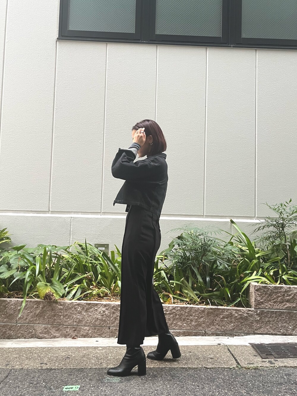 ブルー系のハンドバッグ、ブラック系のワンピース、ブルー系のTシャツ/カットソーを着用したレディースの秋コーディネートの5枚目の写真