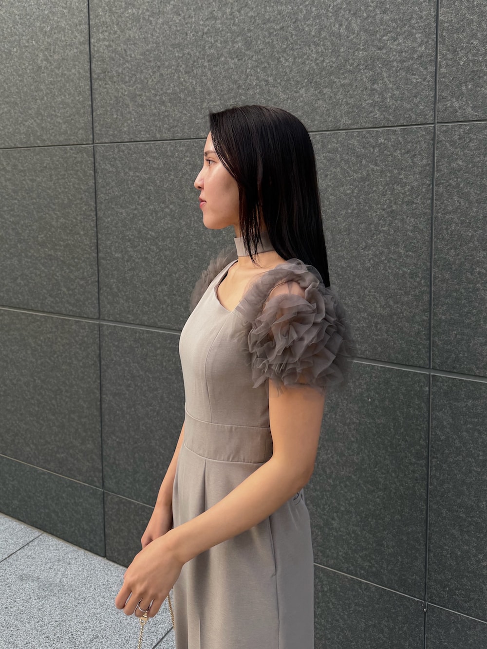 グレー系のドレス、その他のパンプス、その他のクラッチバッグを着用したレディースの冬コーディネートの5枚目の写真