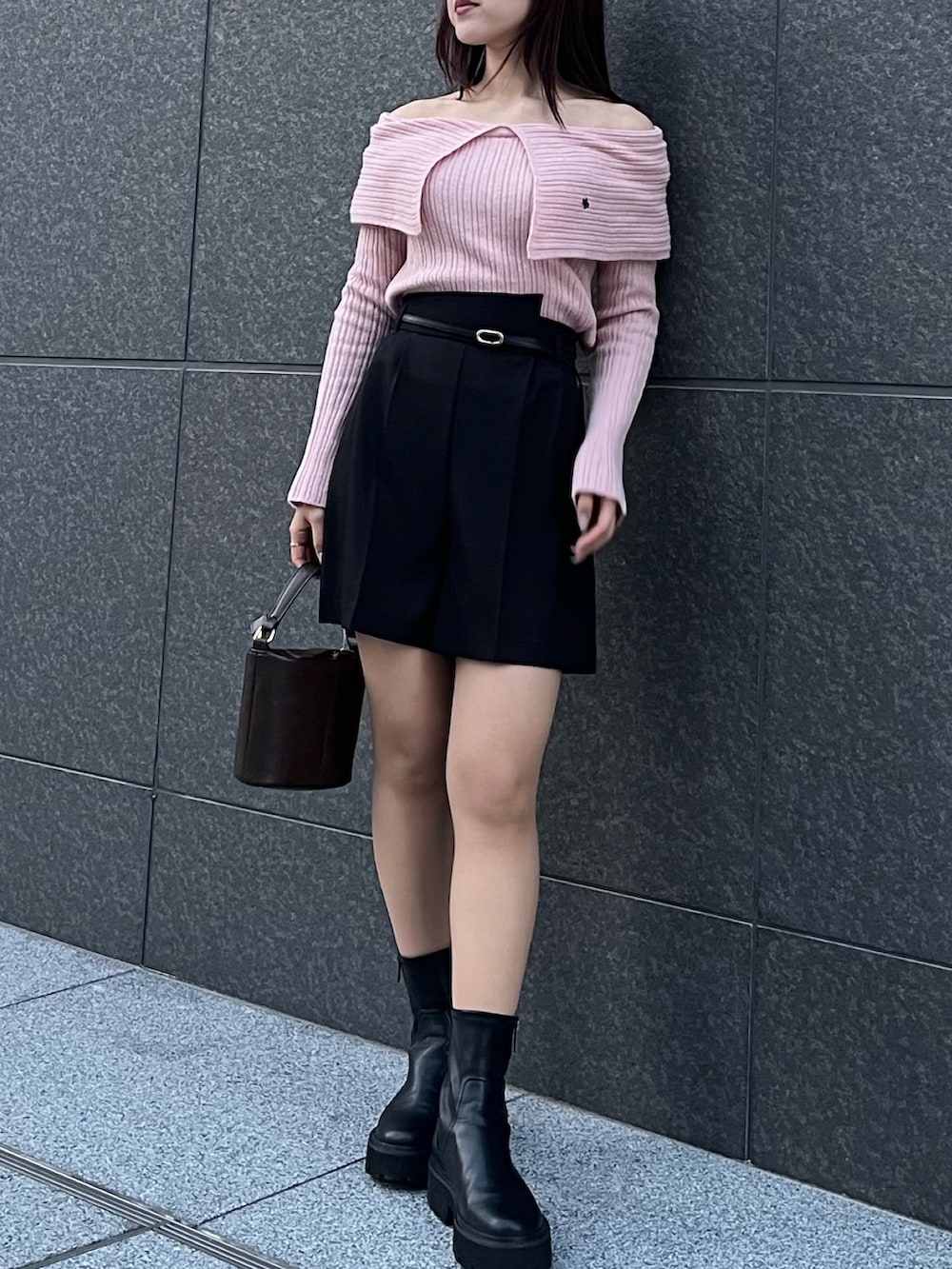 ブラック系のその他パンツ、ピンク系のニット/セーター、ブラック系のステンカラーコートを着用したレディースの冬コーディネートの4枚目の写真