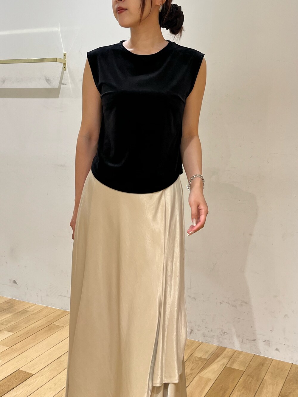 ブラック系のTシャツ/カットソー、ベージュ系のスカートを着用したレディースの夏コーディネートの6枚目の写真