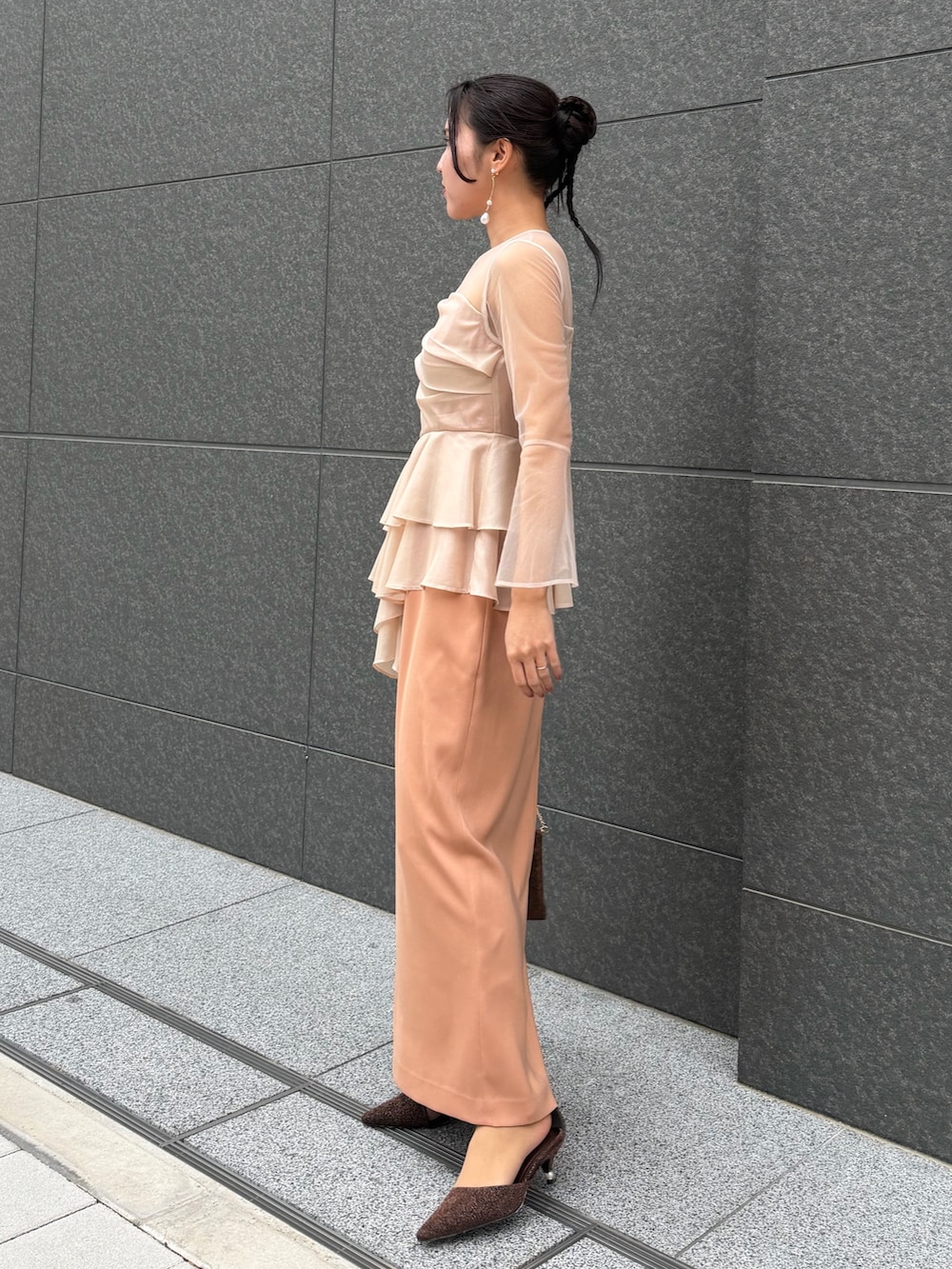 その他のクラッチバッグ、その他のパンプス、ピンク系のドレスを着用したレディースの冬コーディネートの2枚目の写真