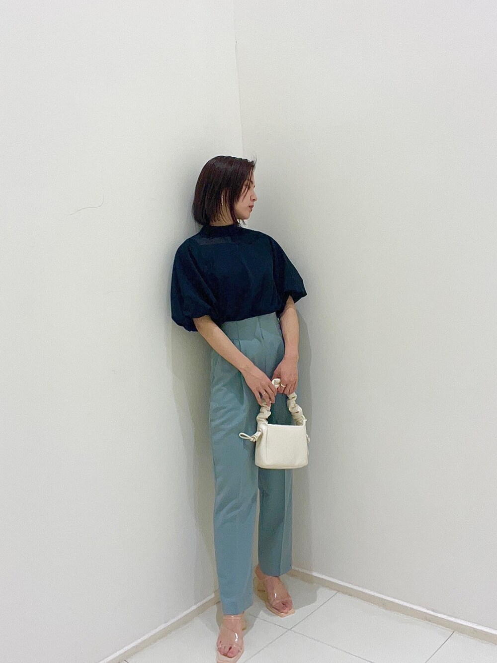 ブラック系のシャツ/ブラウス、ブルー系のその他パンツ、ホワイト系のハンドバッグを着用したレディースの春コーディネートの3枚目の写真