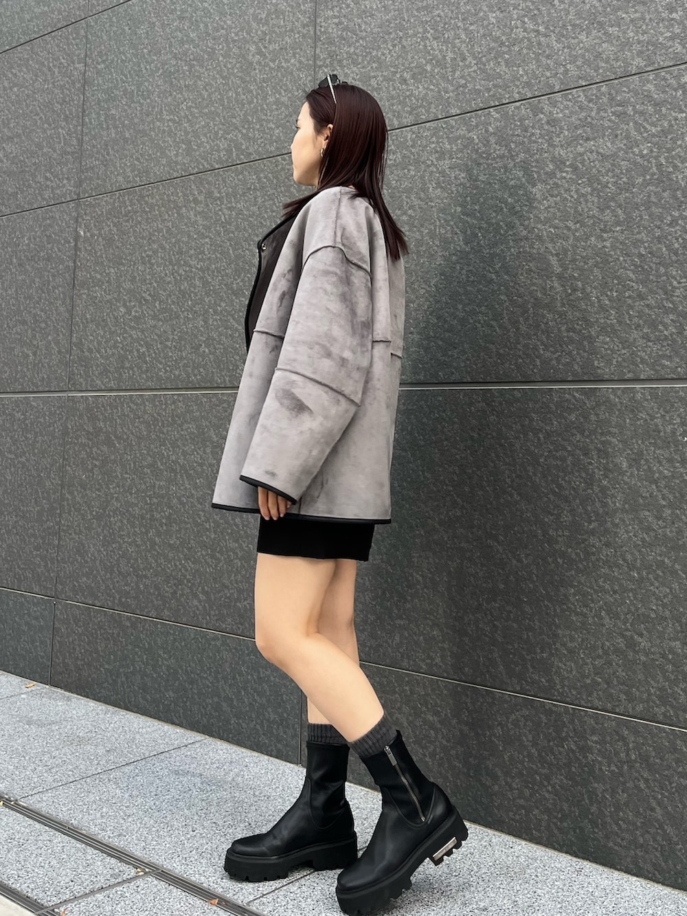 ブラック系のその他パンツ、ブラック系のニット/セーター、ブラック系のブルゾンを着用したレディースの冬コーディネートの2枚目の写真