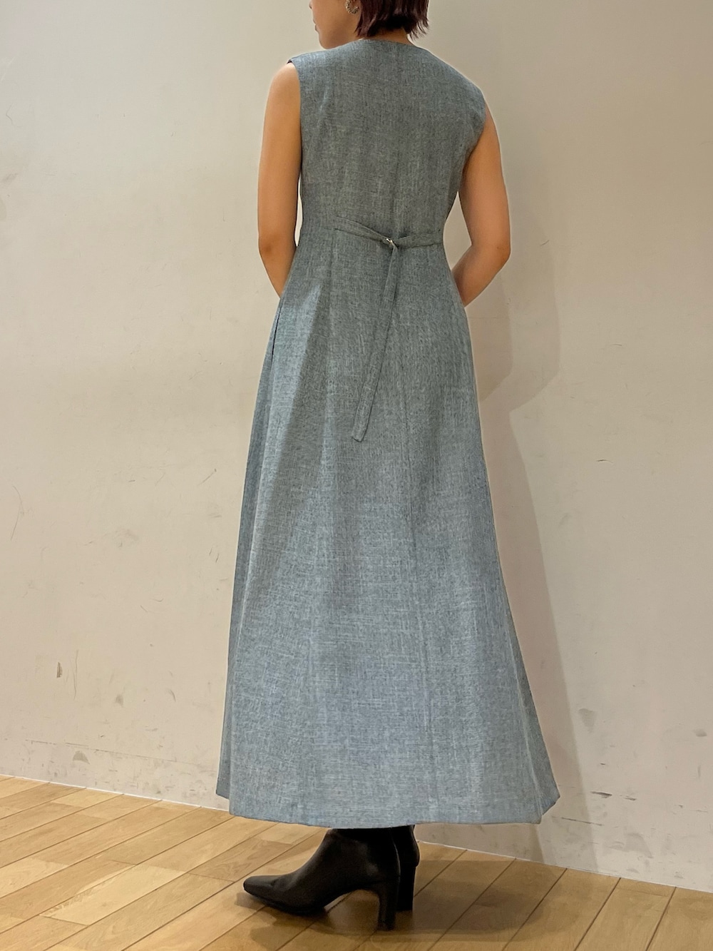 ブルー系のワンピース、ブラック系のブーツ、ブラック系のショルダーバッグを着用したレディースの夏コーディネートの3枚目の写真