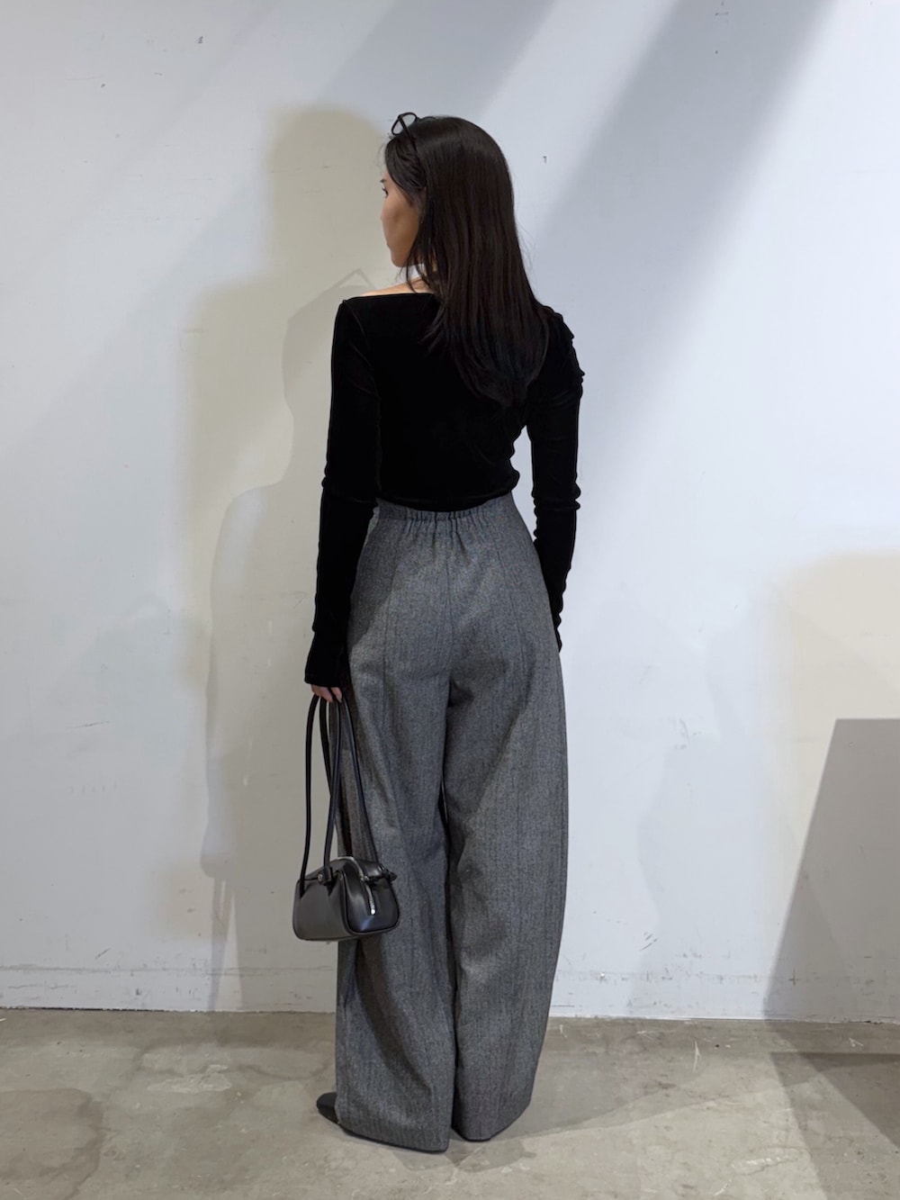 ブラック系のTシャツ/カットソー、ブラック系のブーツ、ブラック系のその他パンツを着用したレディースの秋コーディネートの3枚目の写真