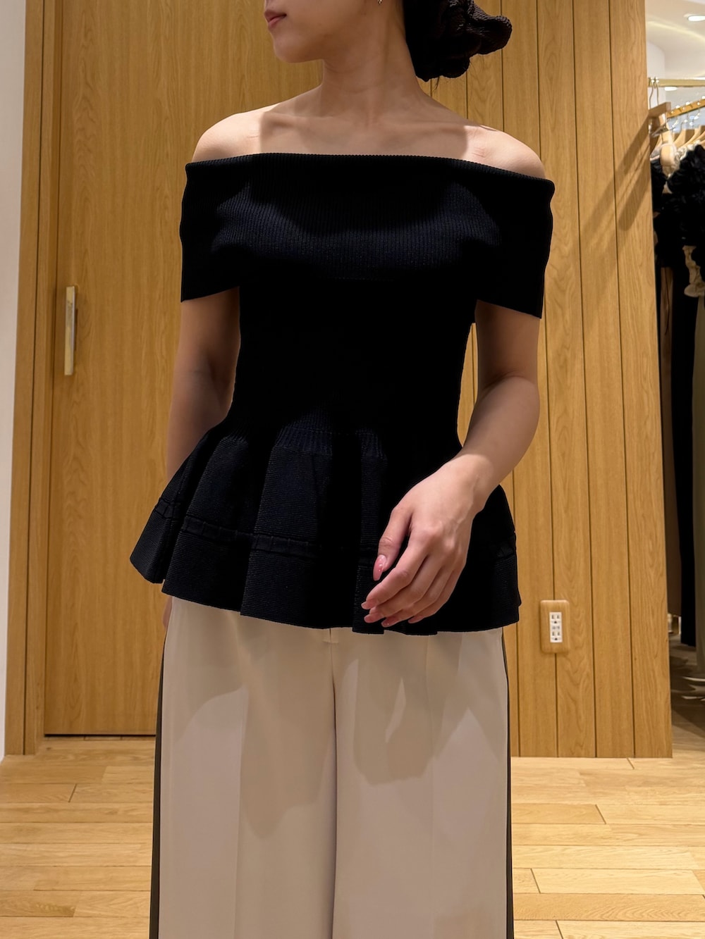ホワイト系のその他パンツ、ブラック系のニット/セーターを着用したレディースの春コーディネートの4枚目の写真