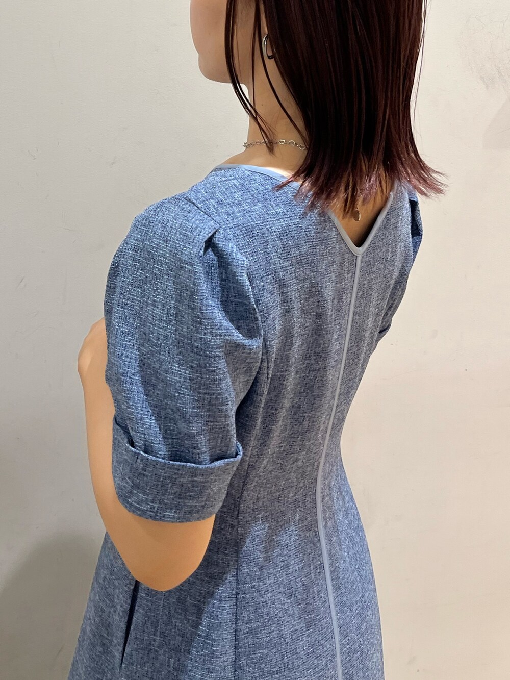 ブルー系のワンピース、シルバー系のサンダル、シルバー系のネックレスを着用したレディースの春コーディネートの7枚目の写真