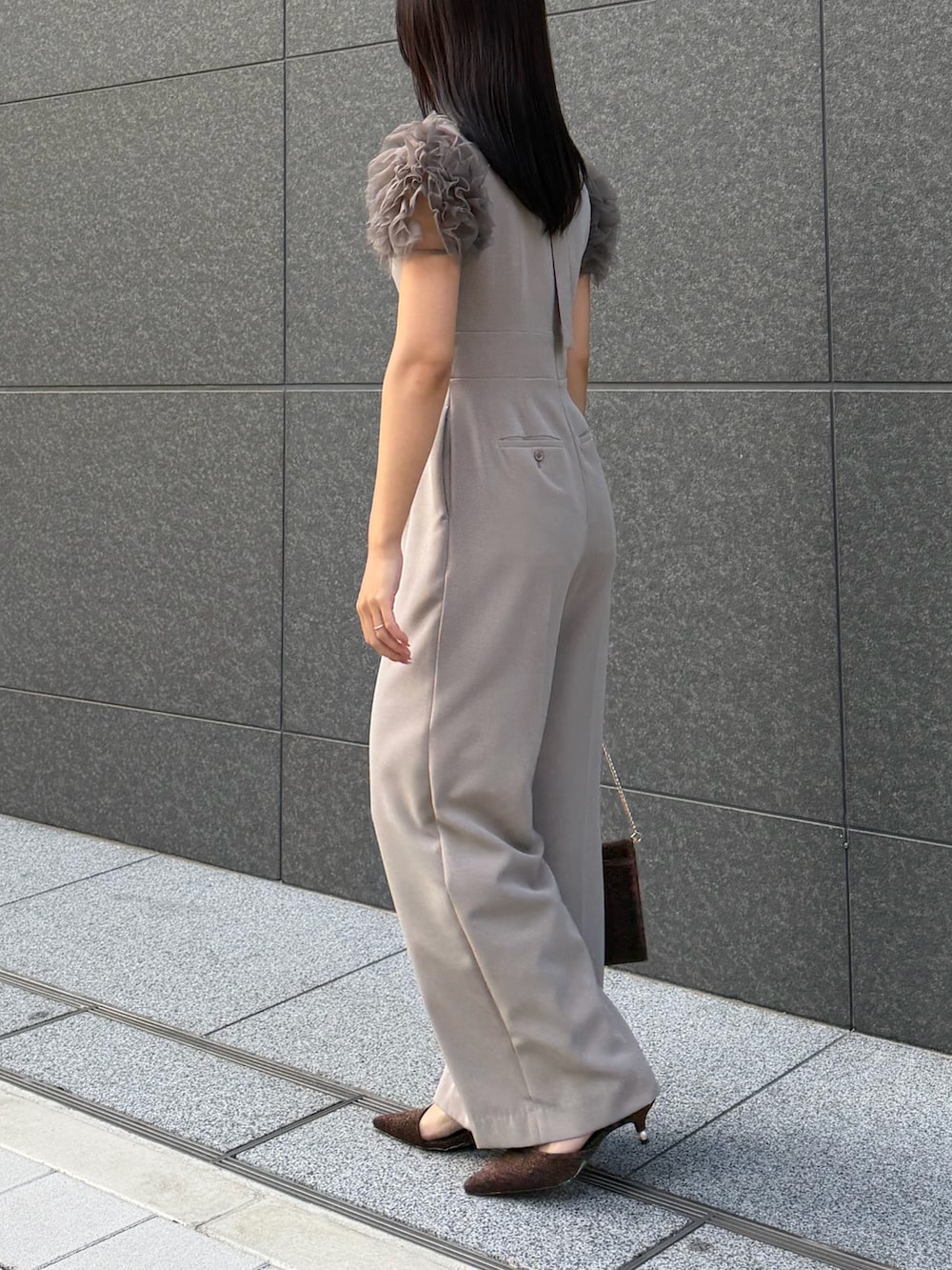 グレー系のドレス、その他のパンプス、その他のクラッチバッグを着用したレディースの冬コーディネートの2枚目の写真