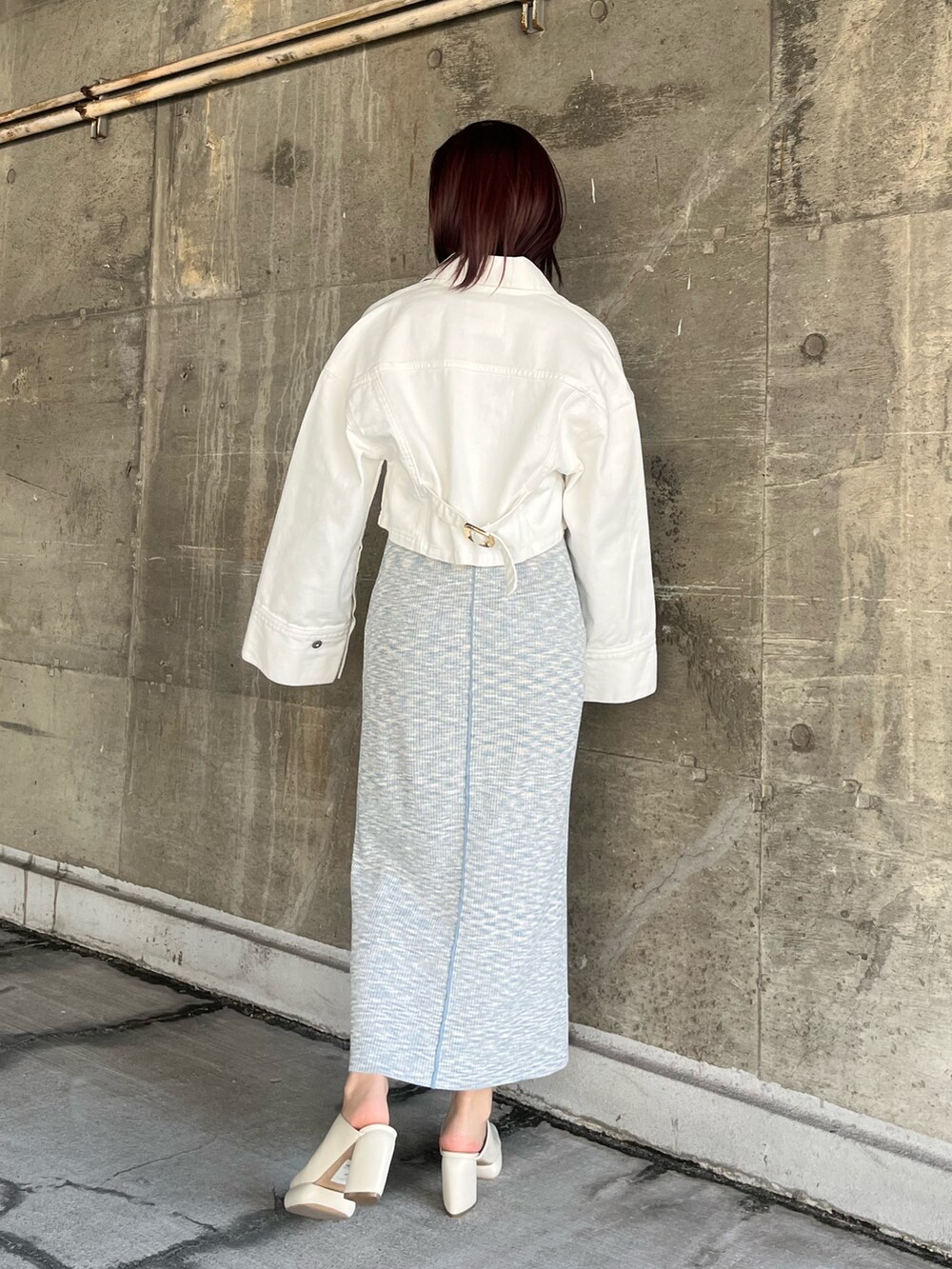 ブルー系のワンピース、ホワイト系のデニムジャケットを着用したレディースの春コーディネートの3枚目の写真