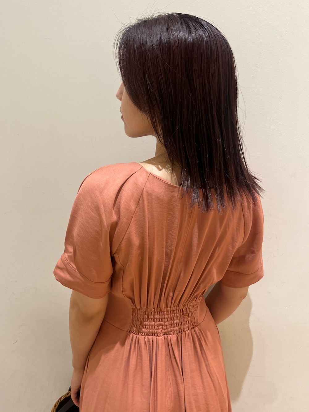 ブラウン系のハンドバッグ、ブラック系のサンダル、ピンク系のワンピースを着用したレディースの夏コーディネートの7枚目の写真