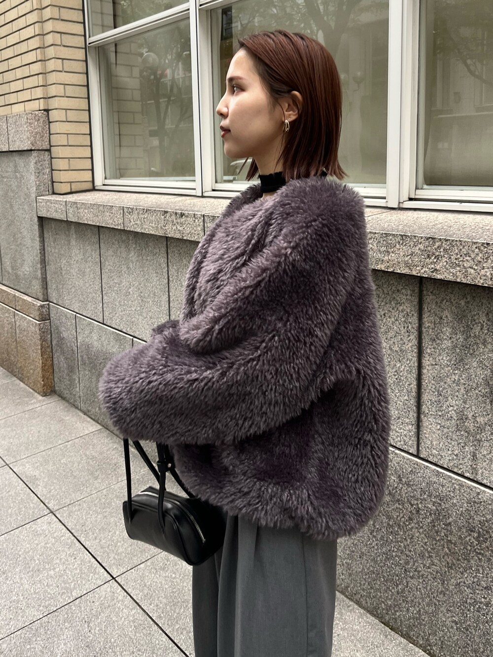 グレー系のその他パンツ、グレー系のブルゾン、ブラック系のショルダーバッグを着用したレディースの秋コーディネートの6枚目の写真