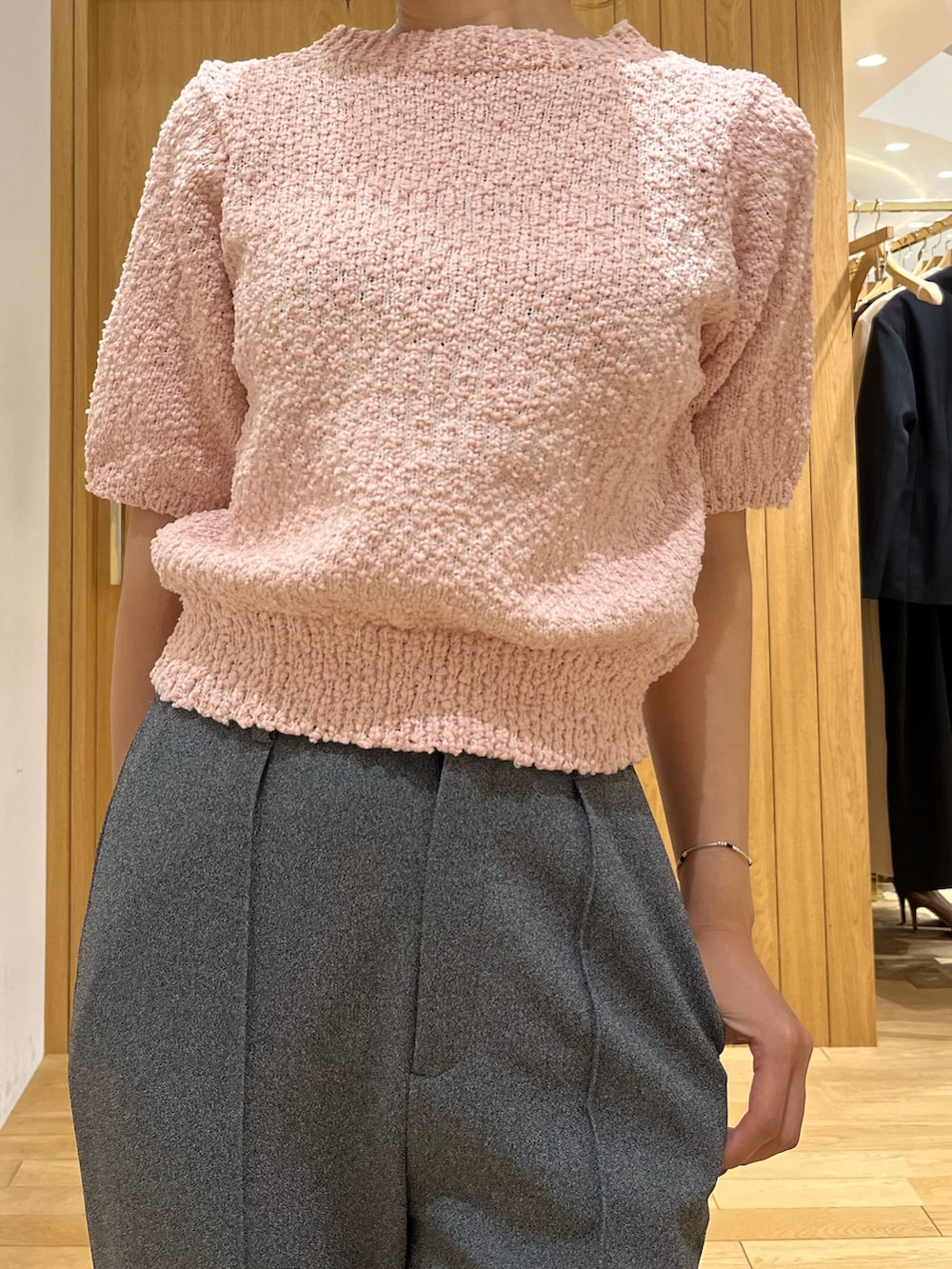 ピンク系のニット/セーター、ブラック系のブーツ、グレー系のその他パンツを着用したレディースの秋コーディネートの5枚目の写真