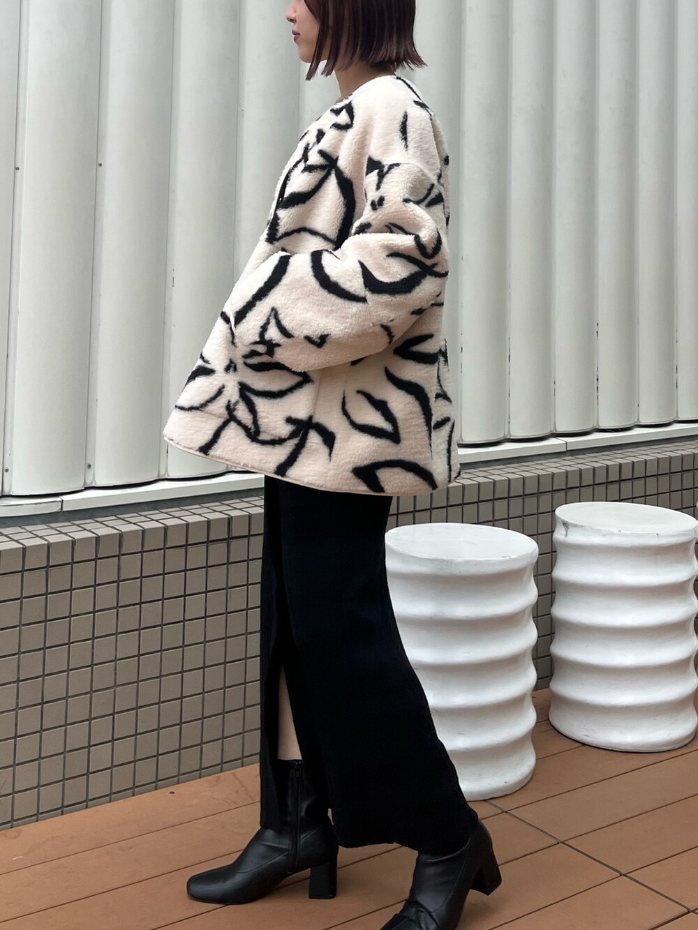 ブラック系のワンピース、ホワイト系のブルゾン、ホワイト系のTシャツ/カットソーを着用したレディースの秋コーディネートの2枚目の写真