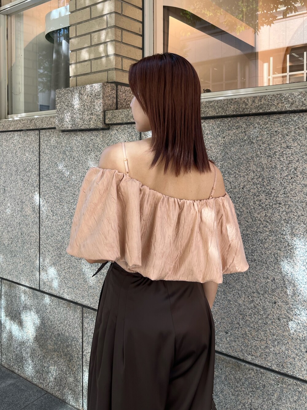 ブラウン系のその他パンツ、ブラウン系のボストンバッグ、ベージュ系のパンプスを着用したレディースの夏コーディネートの4枚目の写真