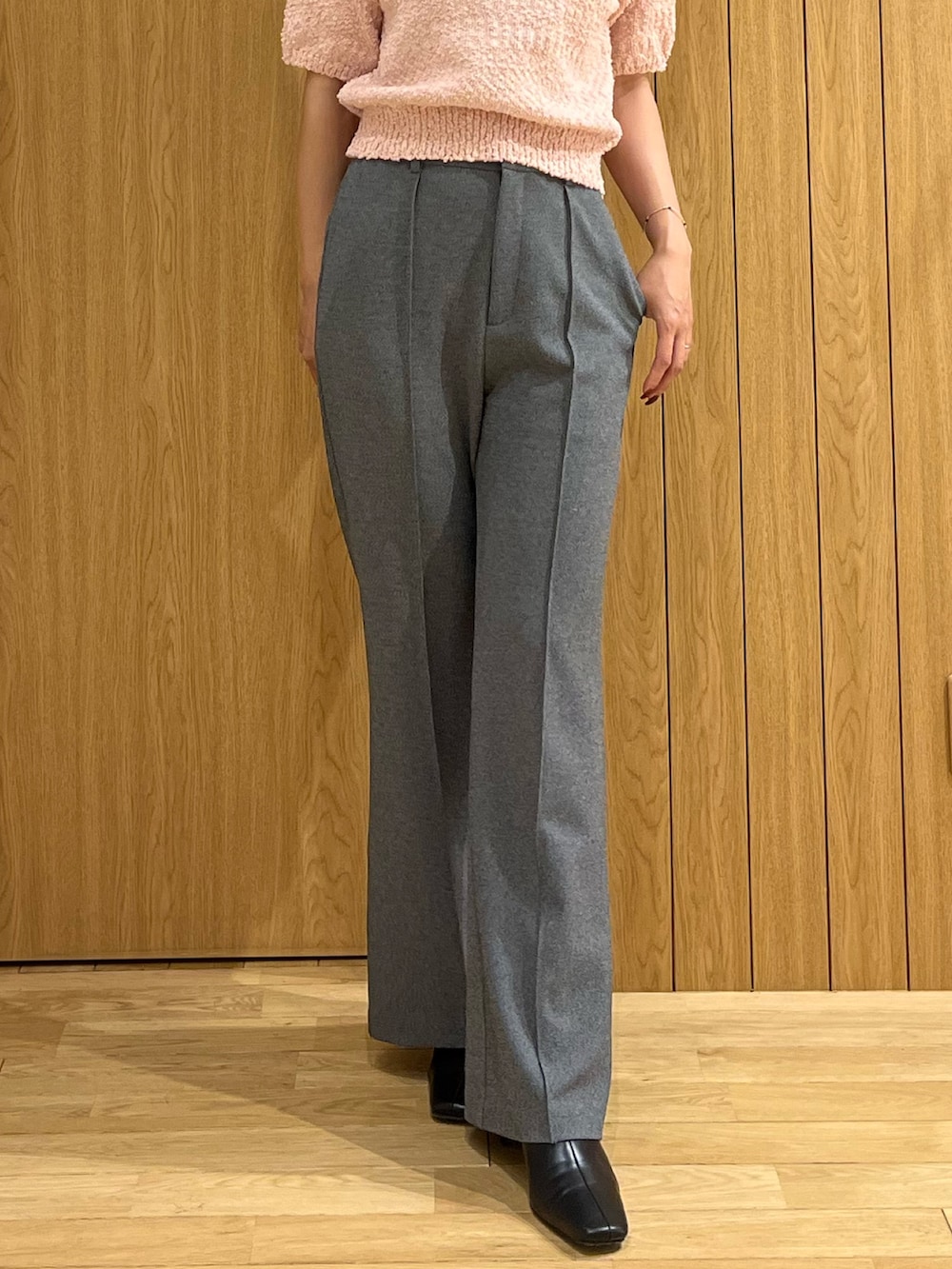 ピンク系のニット/セーター、ブラック系のブーツ、グレー系のその他パンツを着用したレディースの秋コーディネートの4枚目の写真