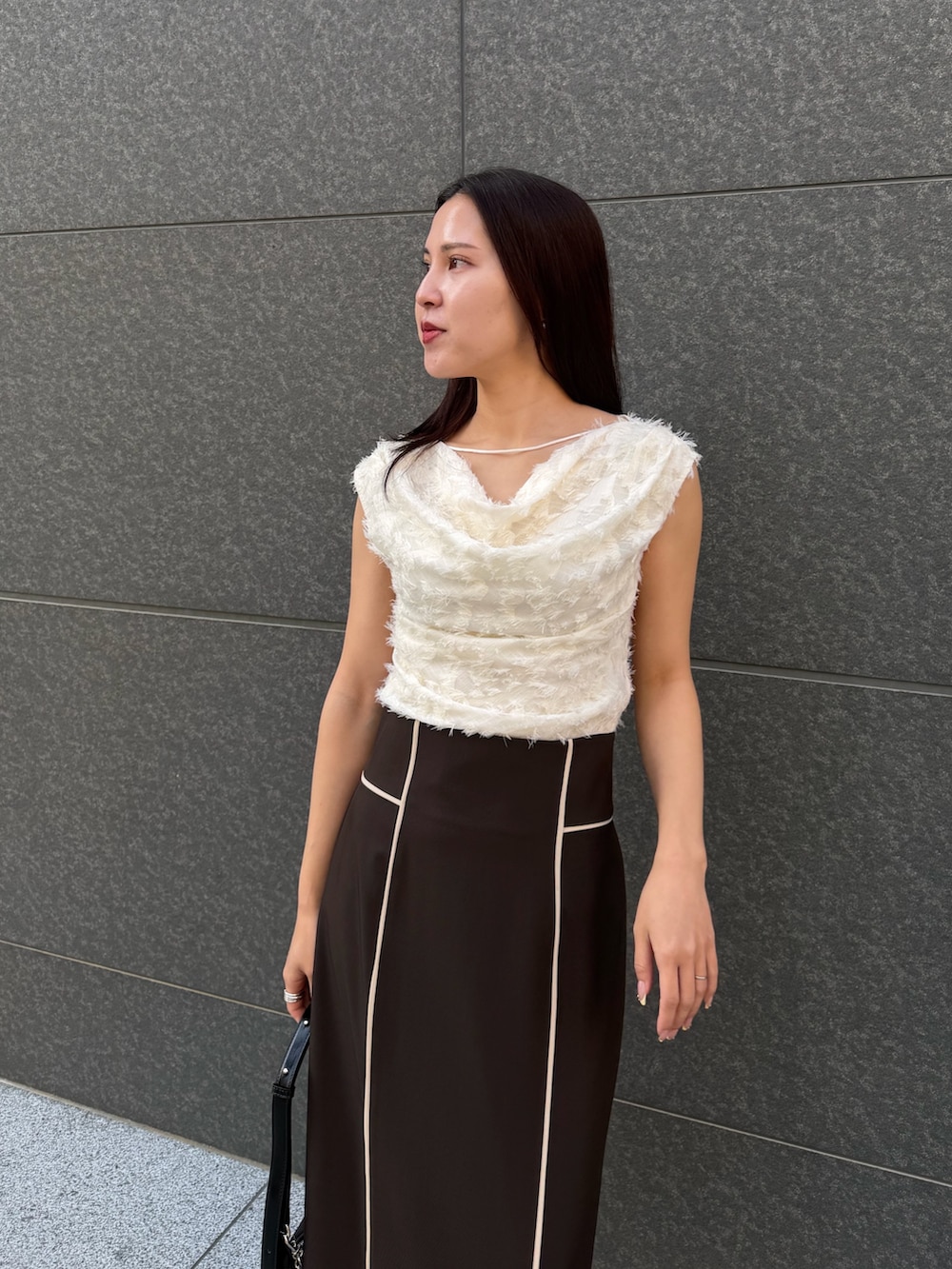 ブラウン系のテーラードジャケット、ホワイト系のシャツ/ブラウス、ブラウン系のスカートを着用したレディースの春コーディネートの9枚目の写真