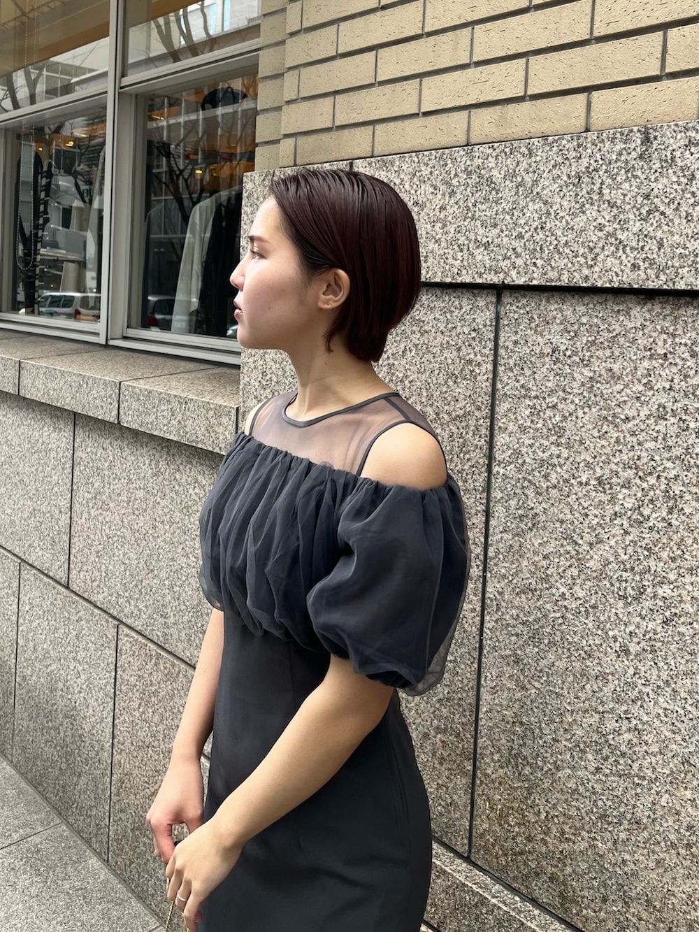 グレー系のドレス、シルバー系のパンプス、シルバー系のハンドバッグを着用したレディースの冬コーディネートの6枚目の写真