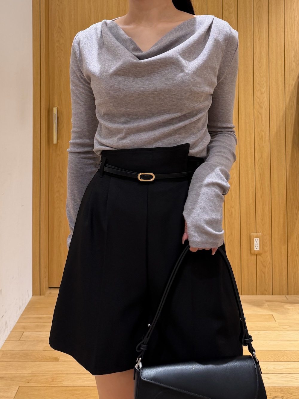 ブラック系のその他パンツ、ブラック系のハンドバッグ、グレー系のTシャツ/カットソーを着用したレディースの冬コーディネートの5枚目の写真