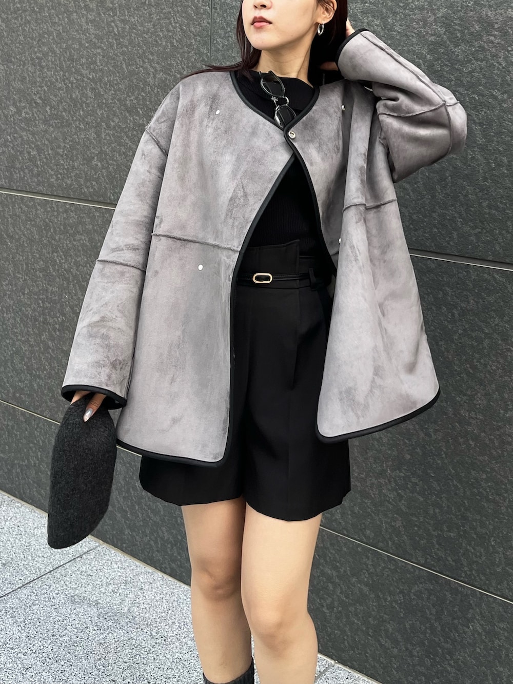 ブラック系のその他パンツ、ブラック系のニット/セーター、ブラック系のブルゾンを着用したレディースの冬コーディネートの4枚目の写真