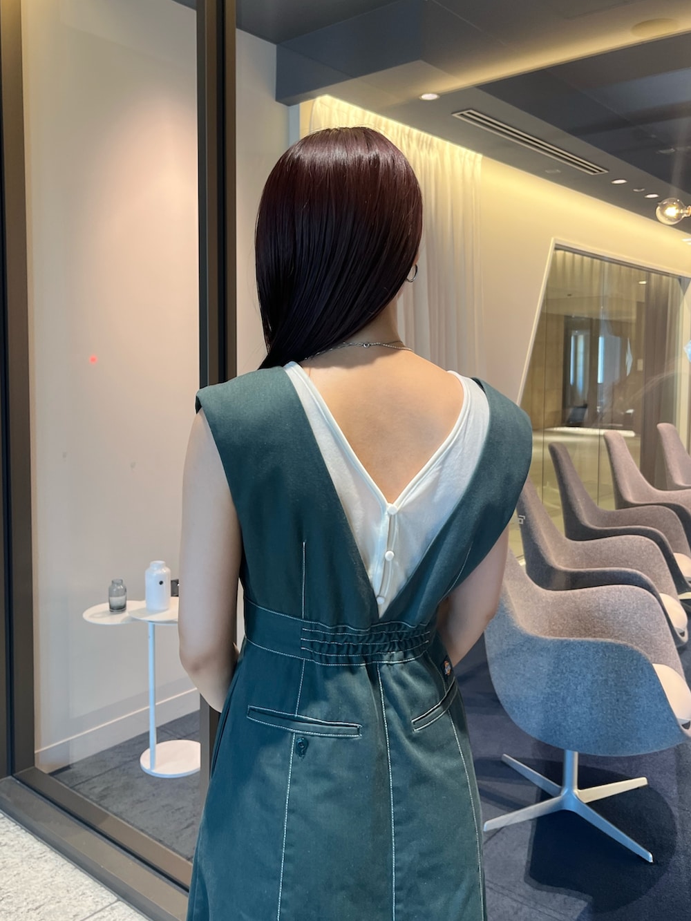 ブラウン系のパンプス、ブラウン系のボストンバッグ、ホワイト系のTシャツ/カットソーを着用したレディースの夏コーディネートの6枚目の写真