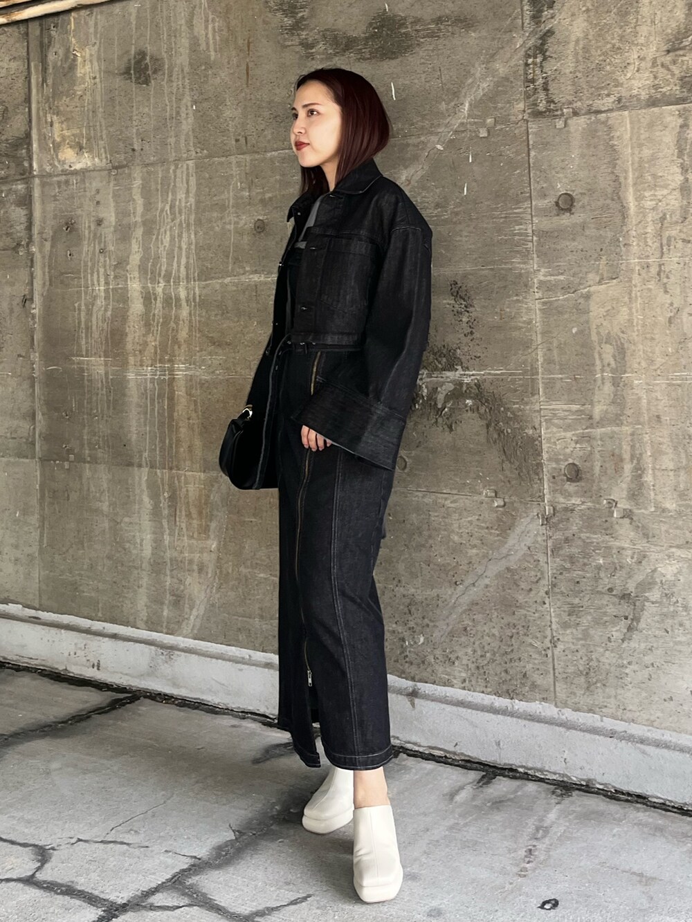 ホワイト系のサンダル、ブルー系のTシャツ/カットソー、ブラック系のワンピースを着用したレディースの春コーディネートの2枚目の写真