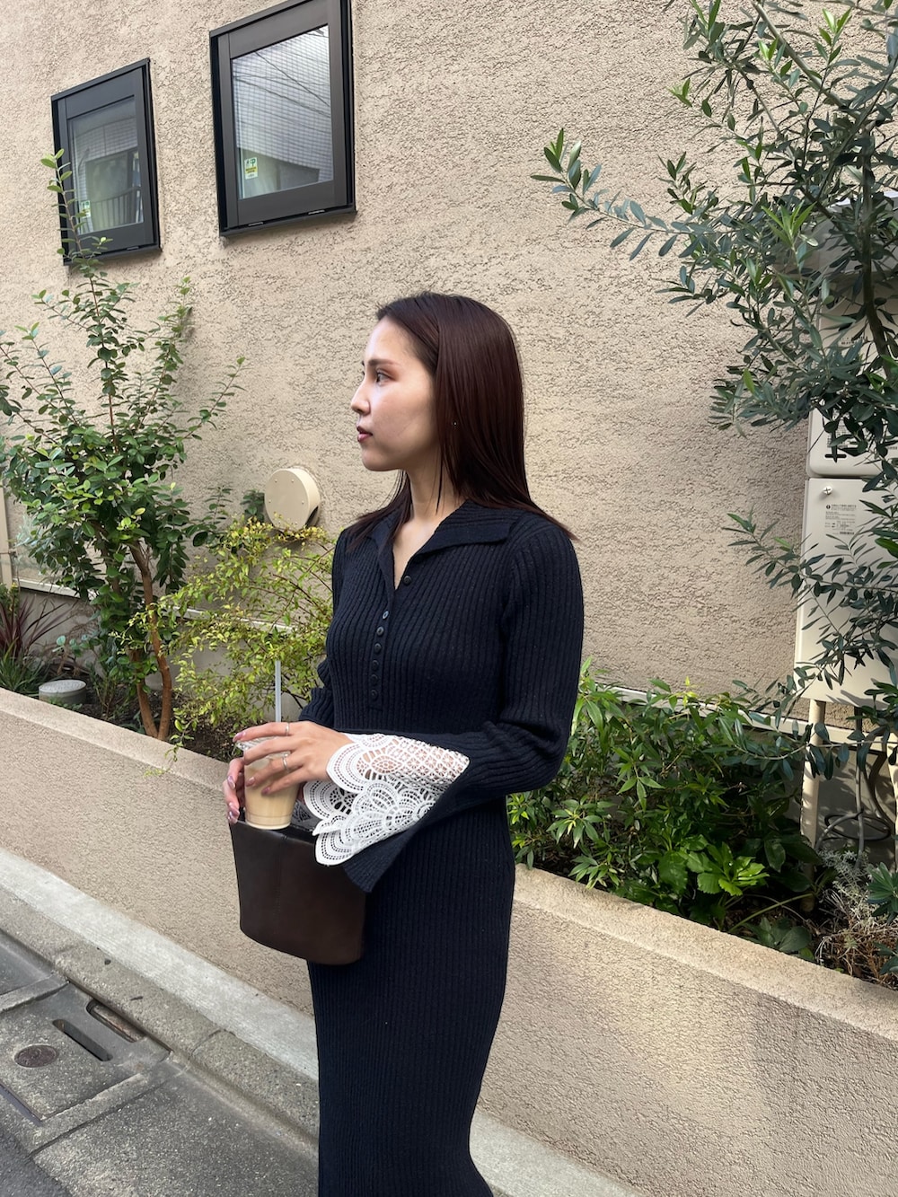 ブラック系のブーツ、ブルー系のワンピースを着用したレディースの秋コーディネートの4枚目の写真