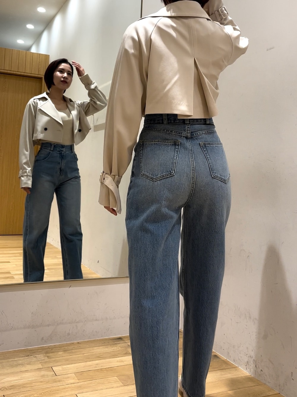 ホワイト系のニット/セーター、ブルー系のデニムパンツ、ホワイト系のパンプスを着用したレディースの冬コーディネートの3枚目の写真