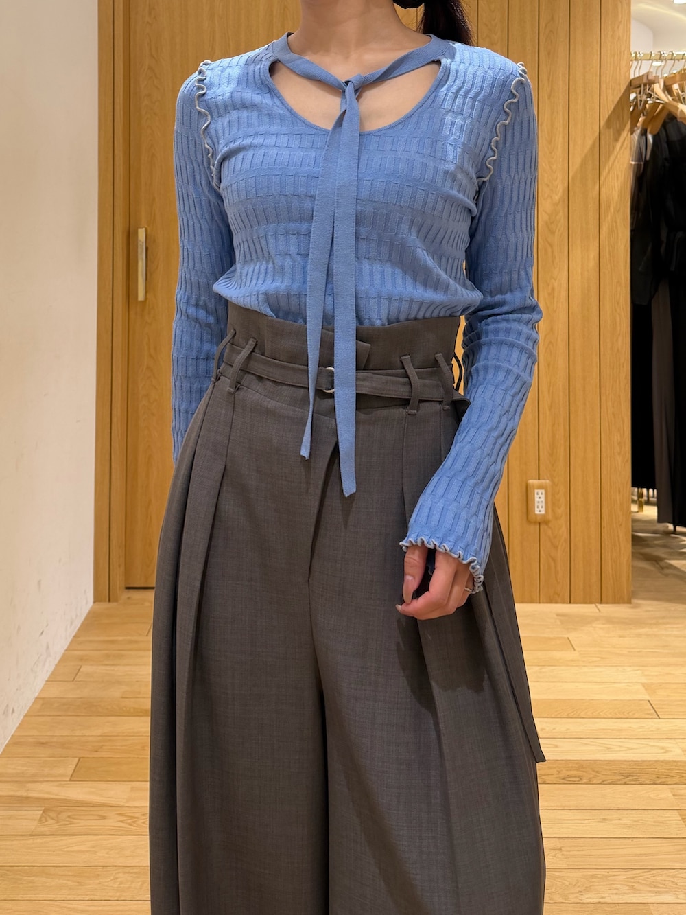 グレー系のその他パンツ、ブルー系のニット/セーター、ブラック系のサンダルを着用したレディースの春コーディネートの4枚目の写真