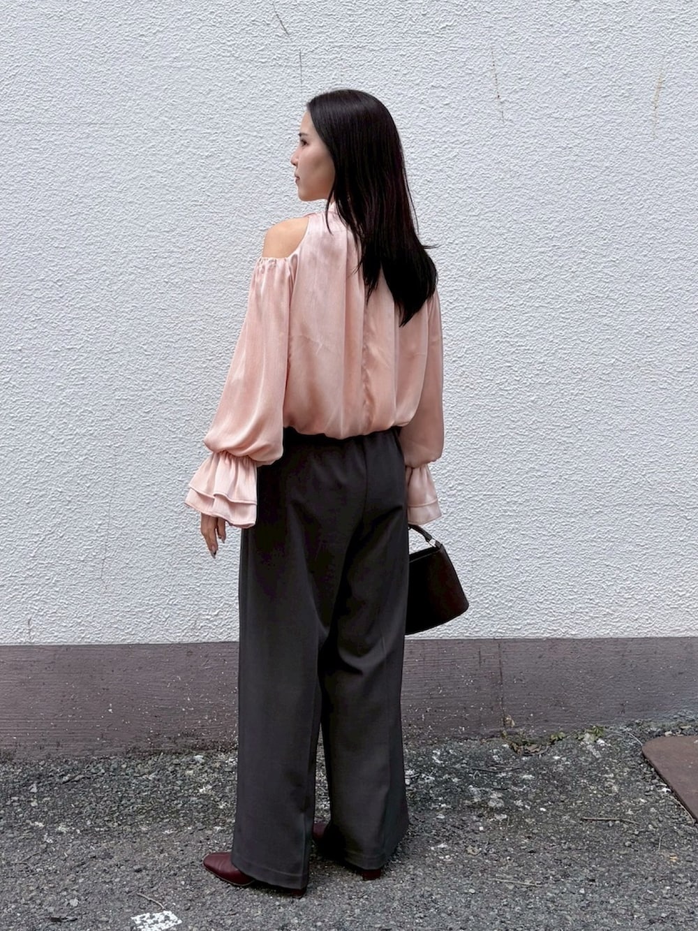 レッド系のブーツ、グレー系のその他パンツ、ピンク系のシャツ/ブラウスを着用したレディースの夏コーディネートの3枚目の写真