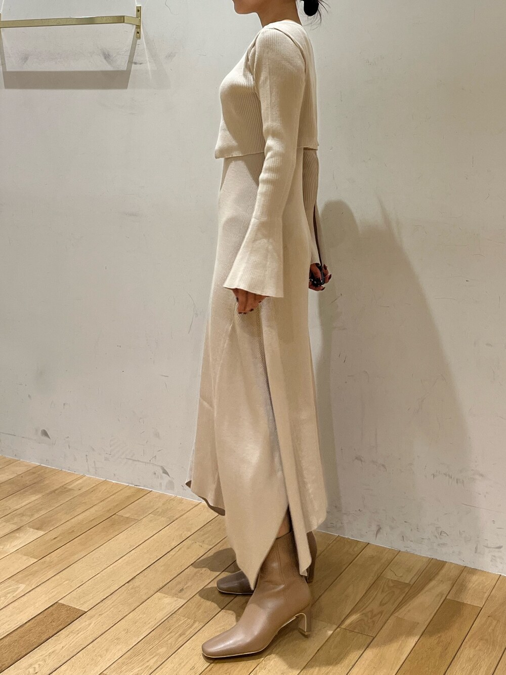 ホワイト系のワンピース、ベージュ系のブーツを着用したレディースの秋コーディネートの2枚目の写真