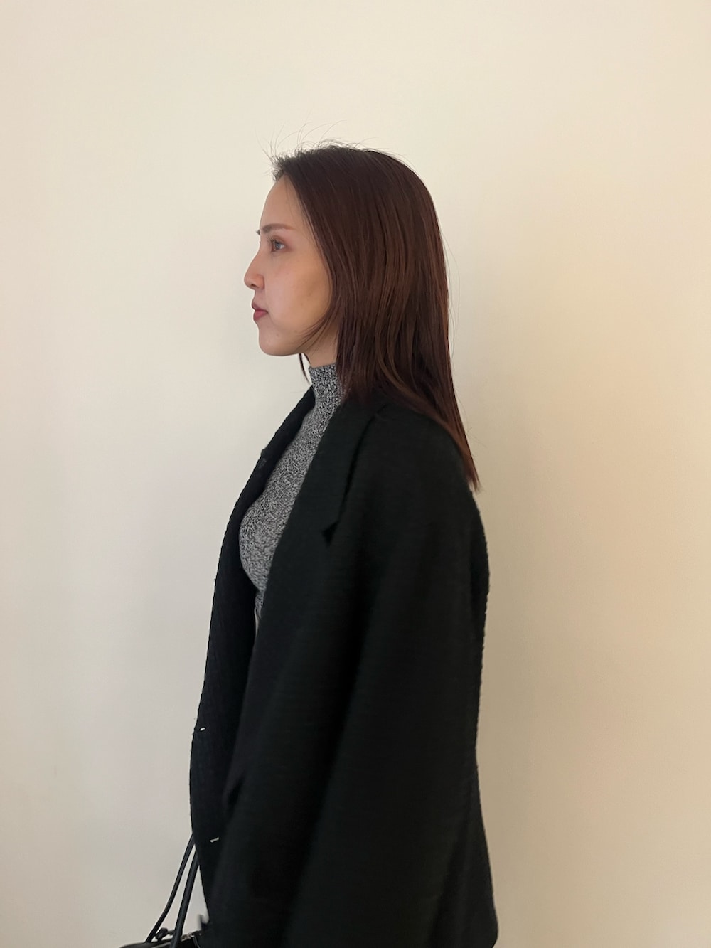 ブラック系のブーツ、ブラック系のニット/セーター、ブラック系のその他アウターを着用したレディースの冬コーディネートの5枚目の写真