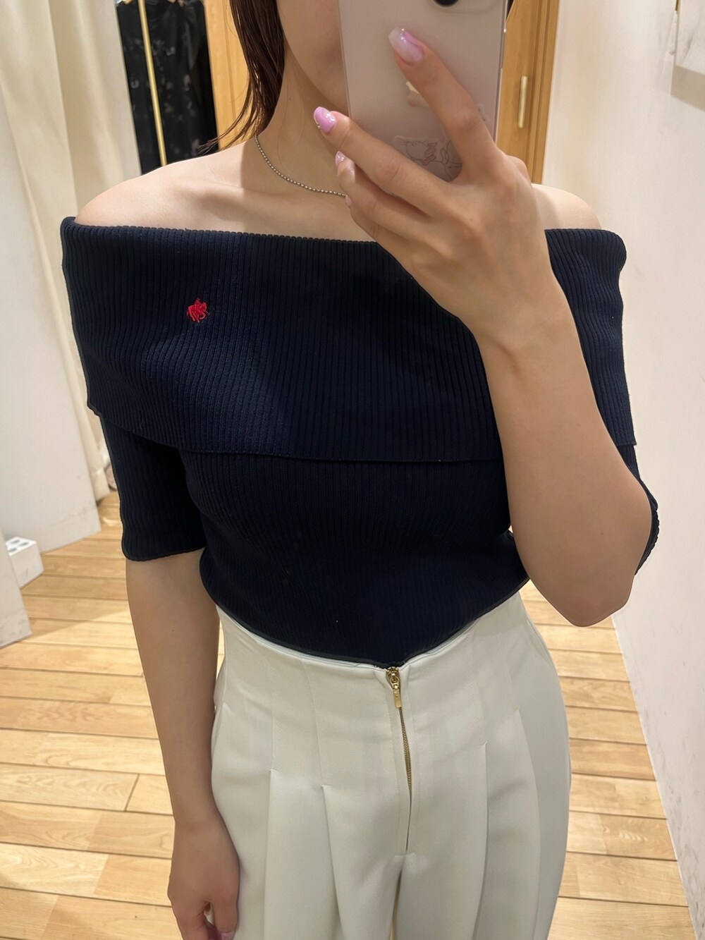 ブルー系のニット/セーター、ホワイト系のサンダル、ホワイト系のその他パンツを着用したレディースの春コーディネートの5枚目の写真