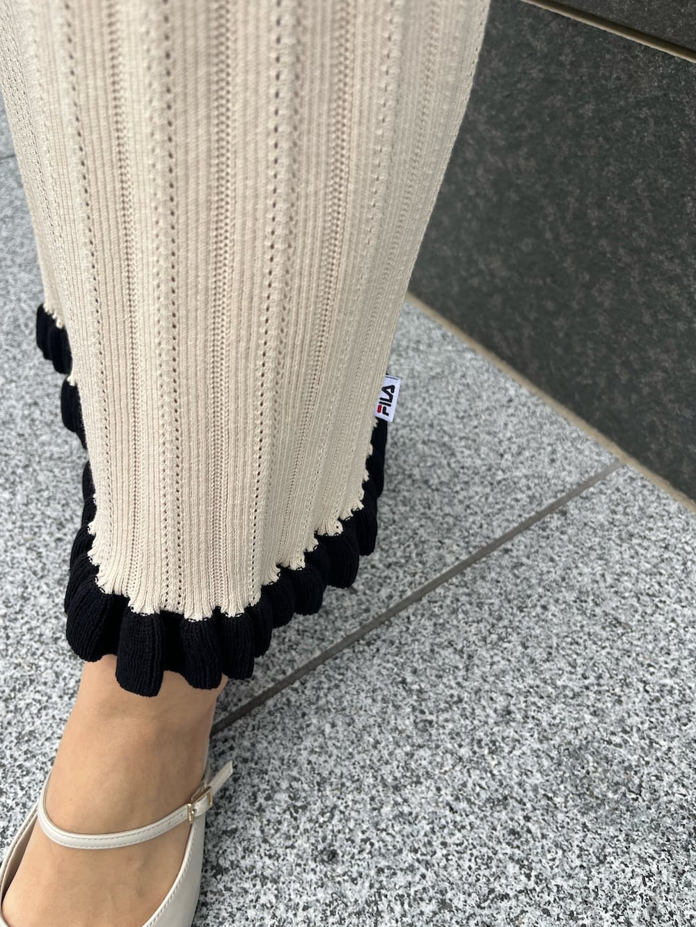 ブラウン系のハンドバッグ、ベージュ系のワンピース、ベージュ系のカーディガン/ボレロを着用したレディースの冬コーディネートの7枚目の写真