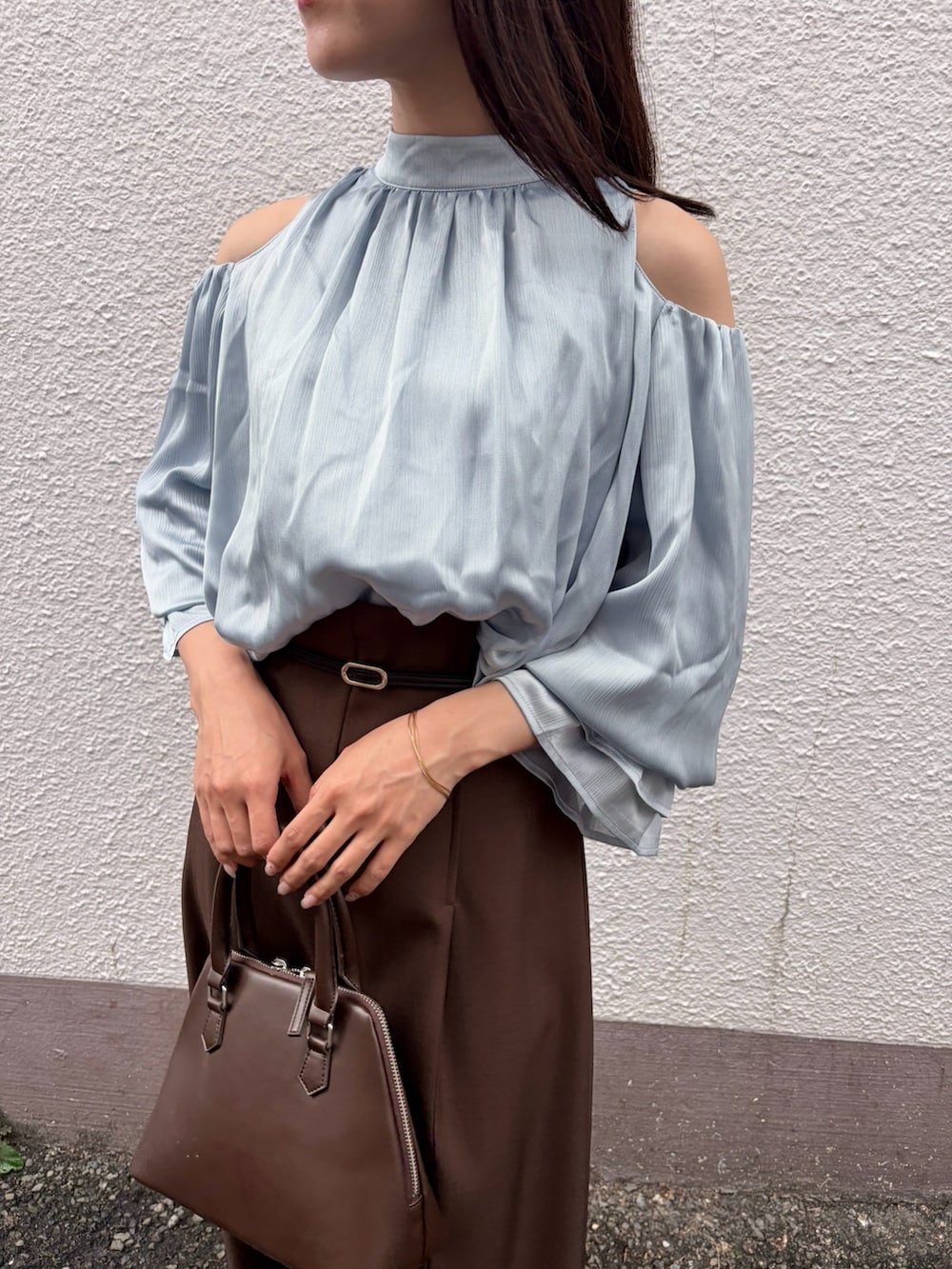 ブラウン系のその他パンツ、ブルー系のシャツ/ブラウスを着用したレディースの夏コーディネートの5枚目の写真