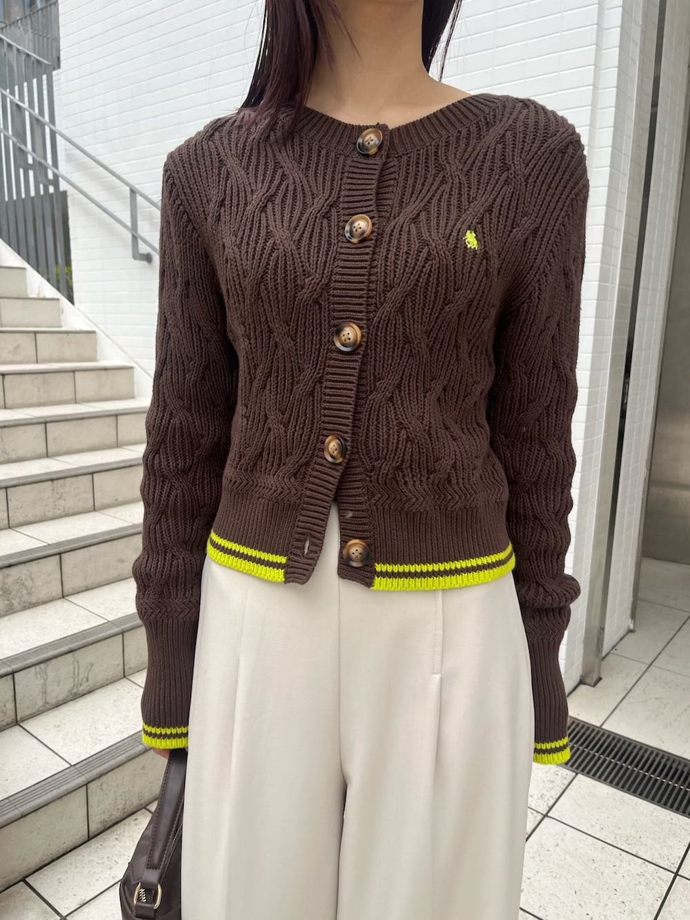 ホワイト系のその他パンツ、ブラウン系のワンピース、ブラウン系のハンドバッグを着用したレディースの冬コーディネートの6枚目の写真