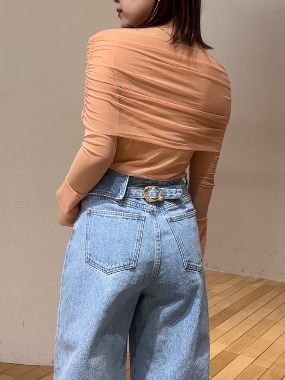 ブラック系のショルダーバッグ、ブラック系のサンダル、ブルー系のデニムパンツを着用したレディースの春コーディネートの6枚目の写真