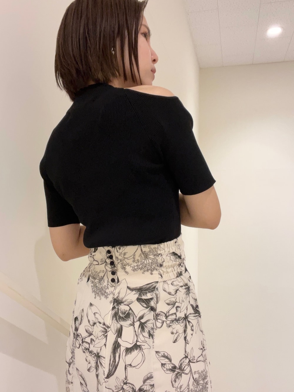 ベージュ系のテーラードジャケット、グリーン系のハンドバッグ、その他のサンダルを着用したレディースの春コーディネートの6枚目の写真