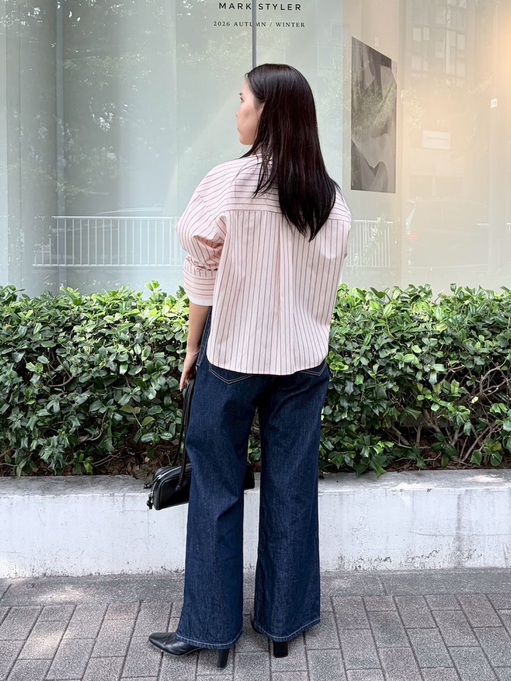 ブルー系のデニムパンツ、ブラック系のブーツ、ピンク系のシャツ/ブラウスを着用したレディースの夏コーディネートの3枚目の写真