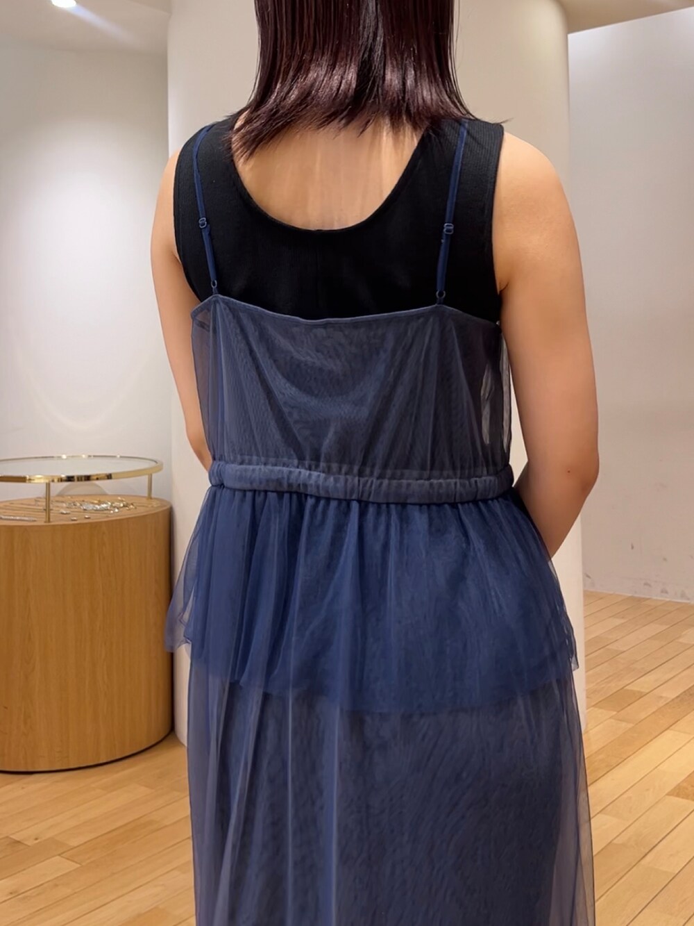 ブラウン系のハンドバッグ、ブラック系のスニーカー、ブルー系のワンピースを着用したレディースの夏コーディネートの7枚目の写真