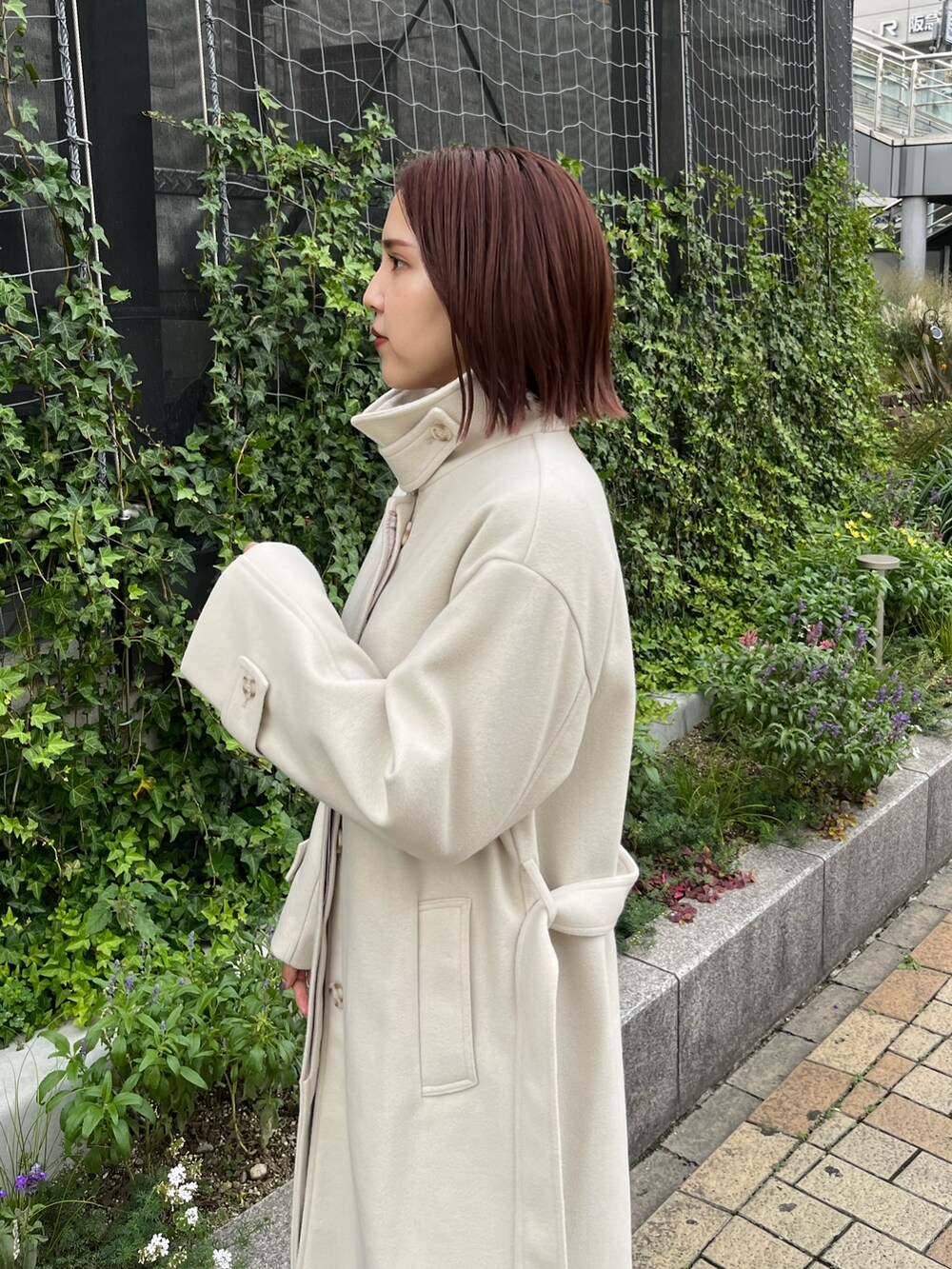 グレー系のワンピース、グレー系のステンカラーコートを着用したレディースの秋コーディネートの7枚目の写真