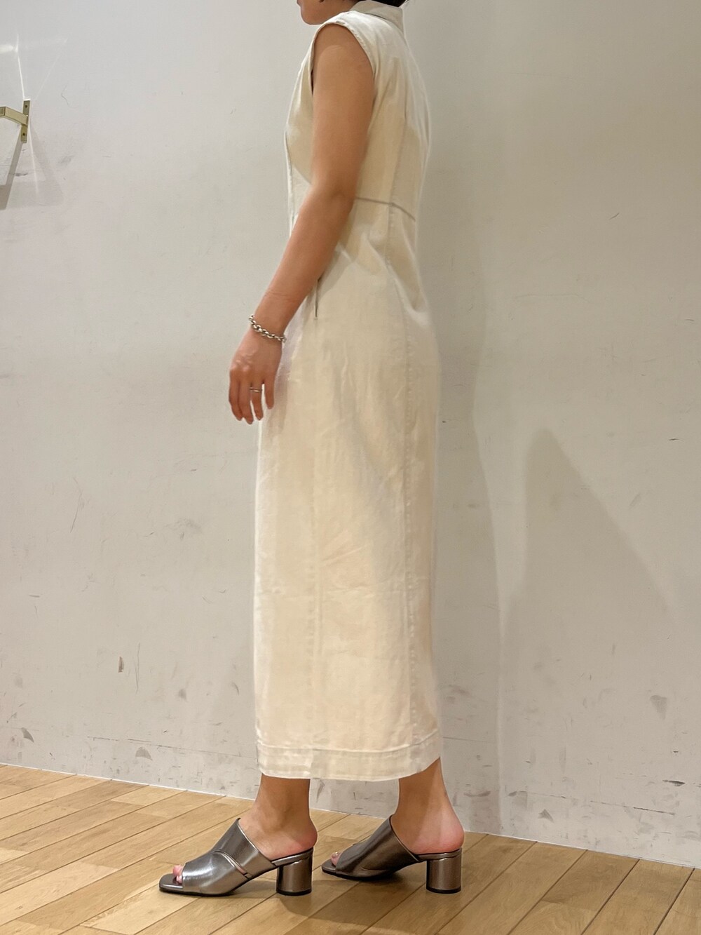 ホワイト系のワンピース、その他のサンダルを着用したレディースの夏コーディネートの2枚目の写真
