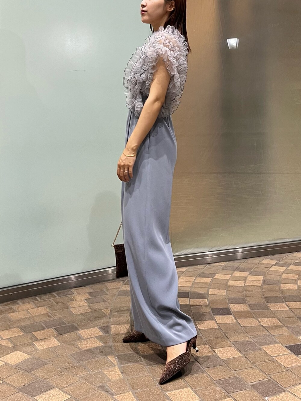 ブルー系のパンツドレス、その他のクラッチバッグ、その他のパンプスを着用したレディースの夏コーディネートの3枚目の写真