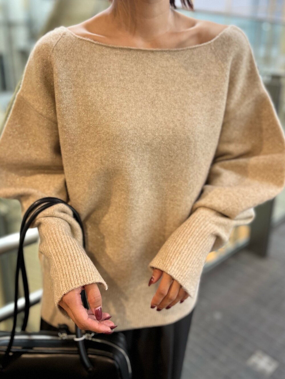 グレー系のその他パンツ、シルバー系のブーツ、ブラック系のショルダーバッグを着用したレディースの秋コーディネートの5枚目の写真